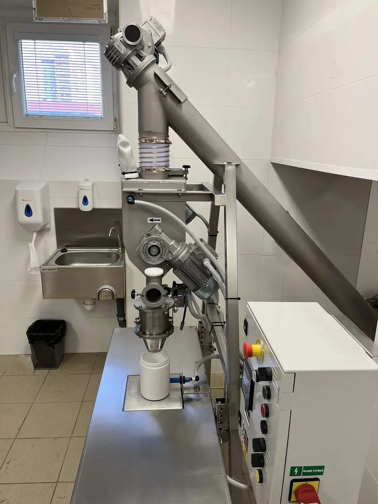 Poloautomatická plnička do dóz